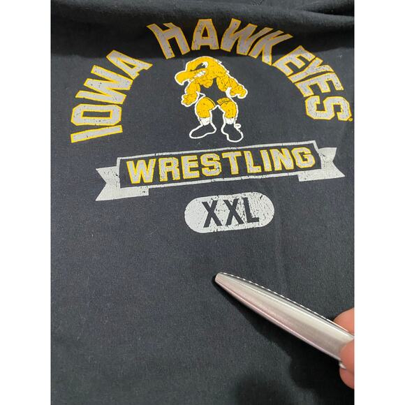 University of Iowa Tank Top Men’s XL Black Yellow Champion Sleeveless Hawkeyes - Picture 7 of 9